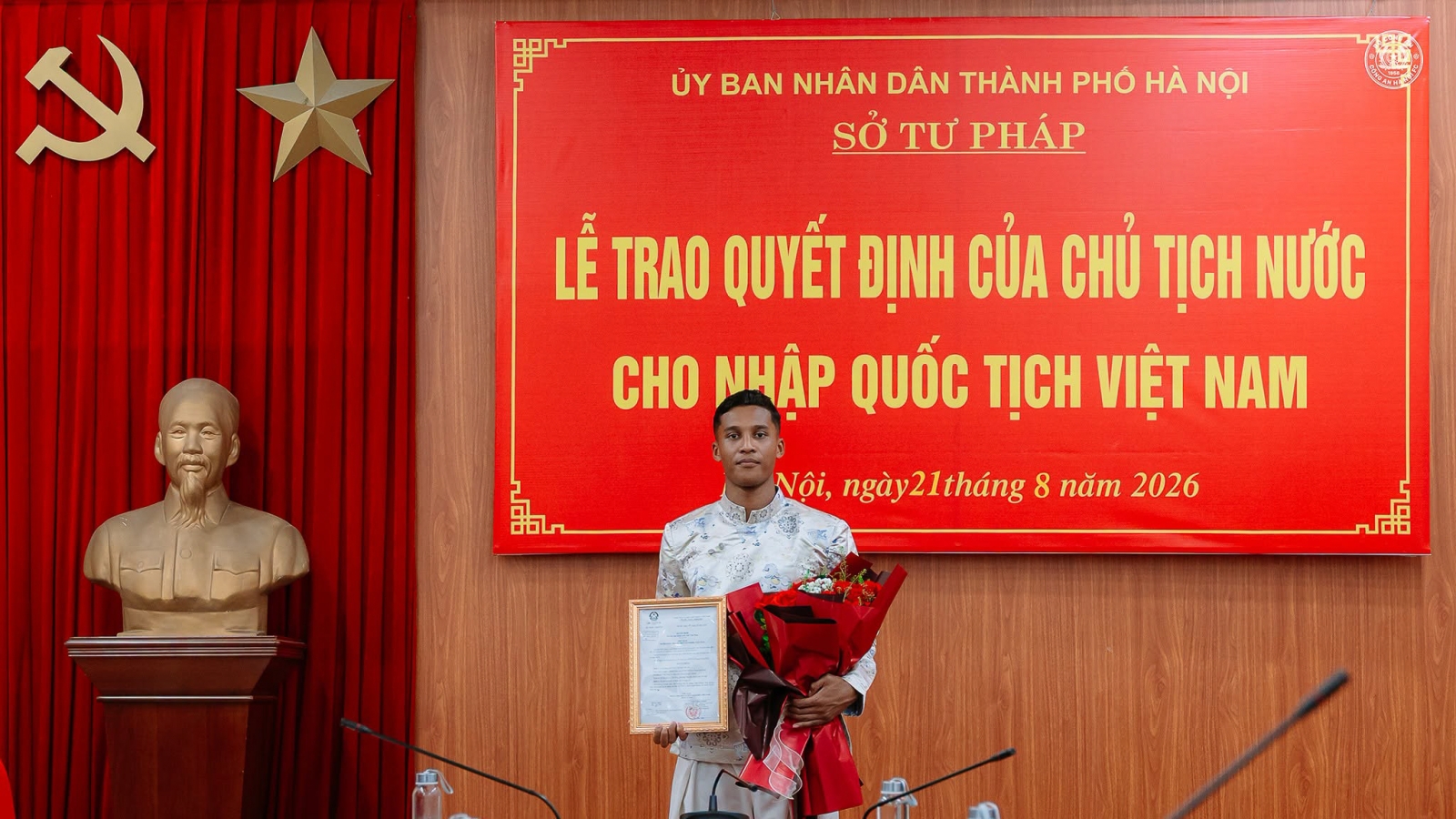 HLV Kim Sang Sik có thêm lựa chọn ở hàng thủ ĐT Việt Nam