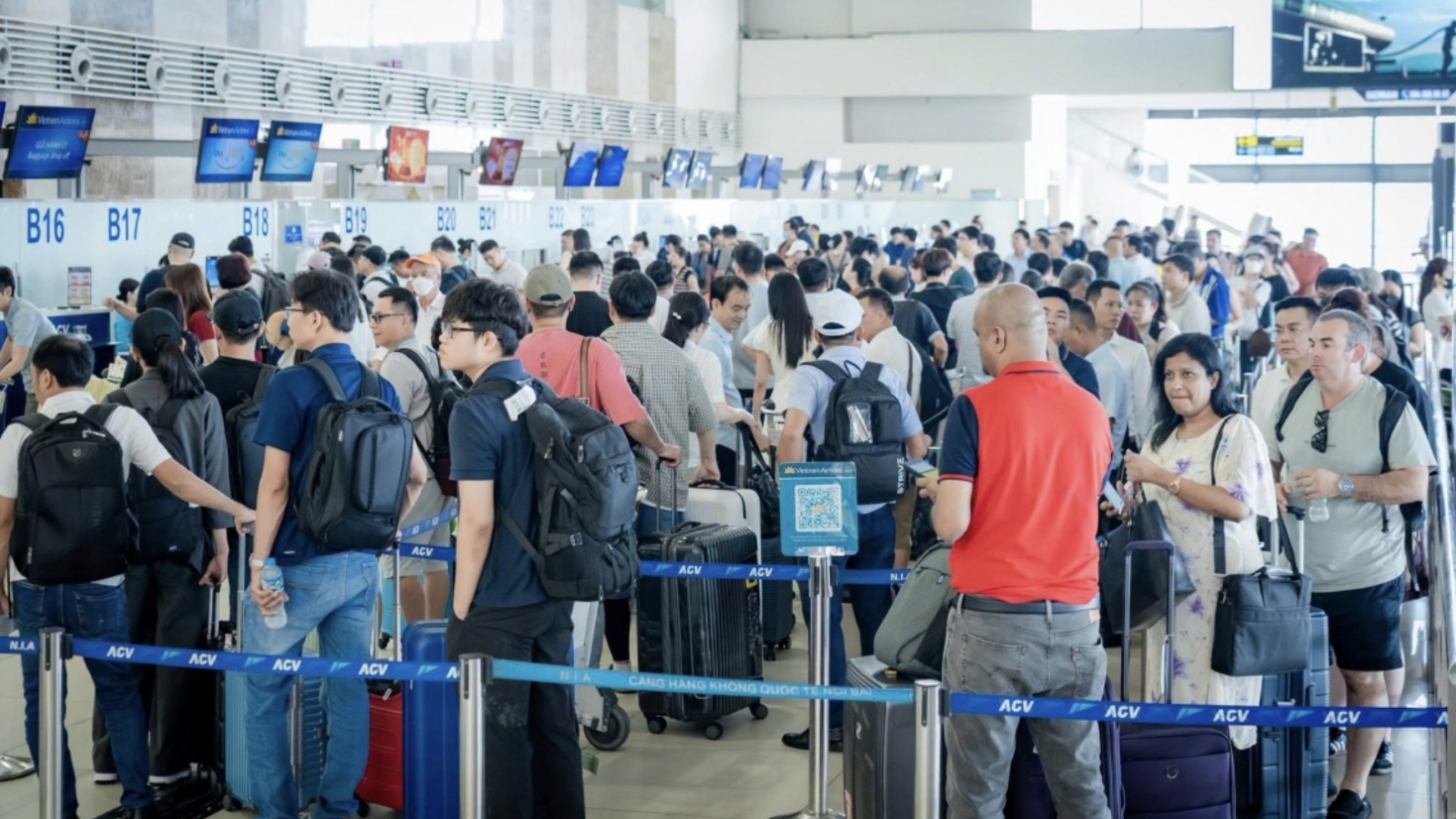 Noi Bai Airport welcomes 115,000 passengers on first day of National Day holiday