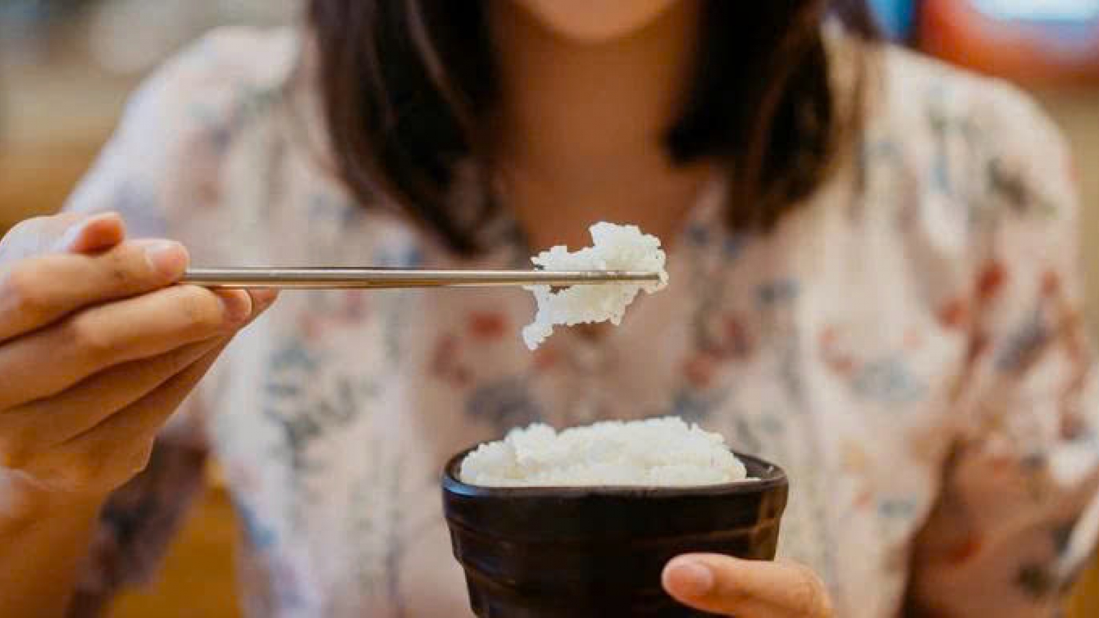 Ăn cơm đúng cách: 6 bí quyết hỗ trợ giữ dáng