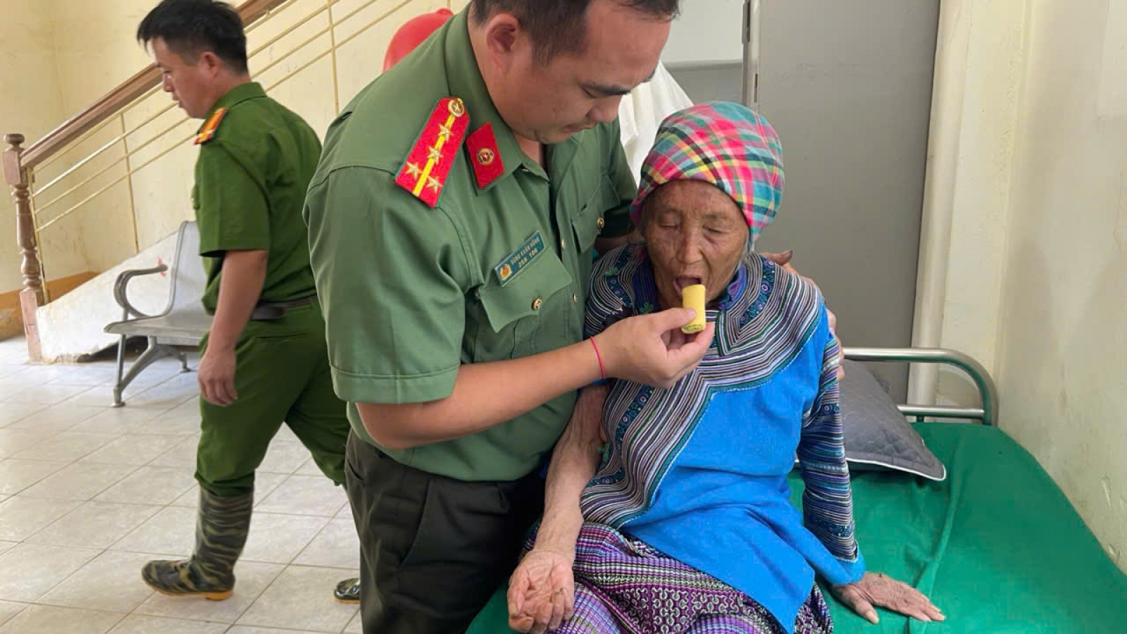 Kịp thời tìm thấy cụ bà 81 tuổi gặp nạn trong đêm mưa ở Pha Long
