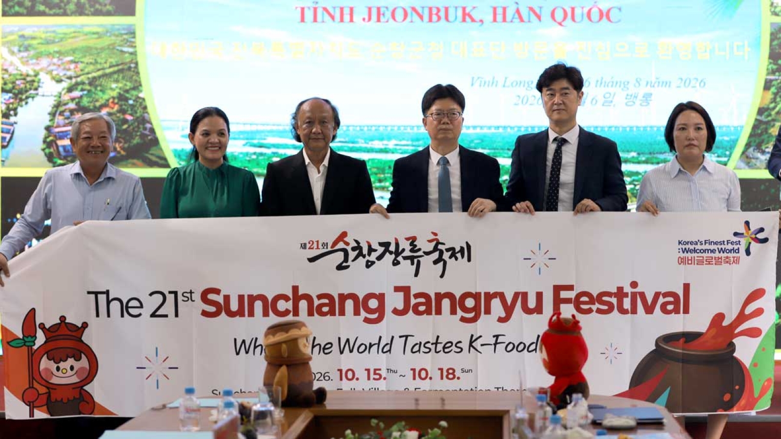 Phó huyện trưởng của Hàn Quốc quảng bá lễ hội truyền thống ở miền Tây