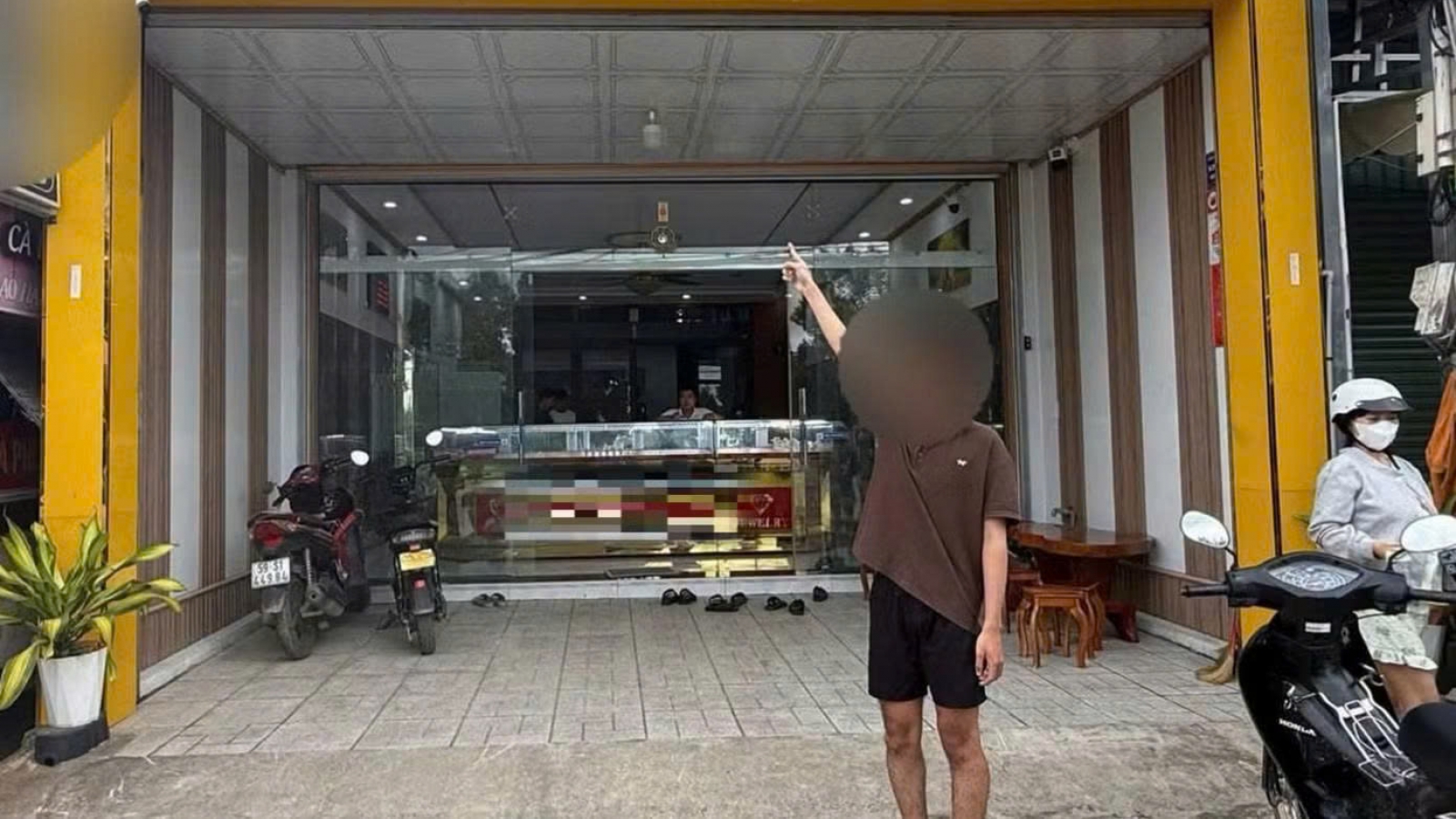 Giả làm khách mua hàng rồi cướp giật lắc tay bằng vàng