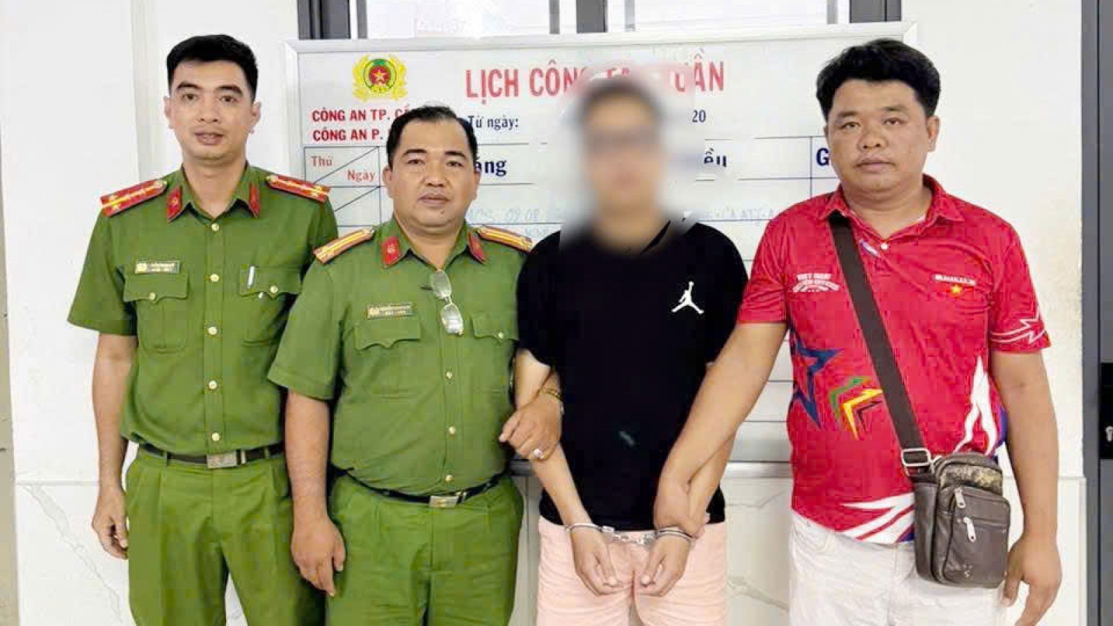 Công an Cần Thơ bàn giao đối tượng truy nã cho công an Đà Nẵng