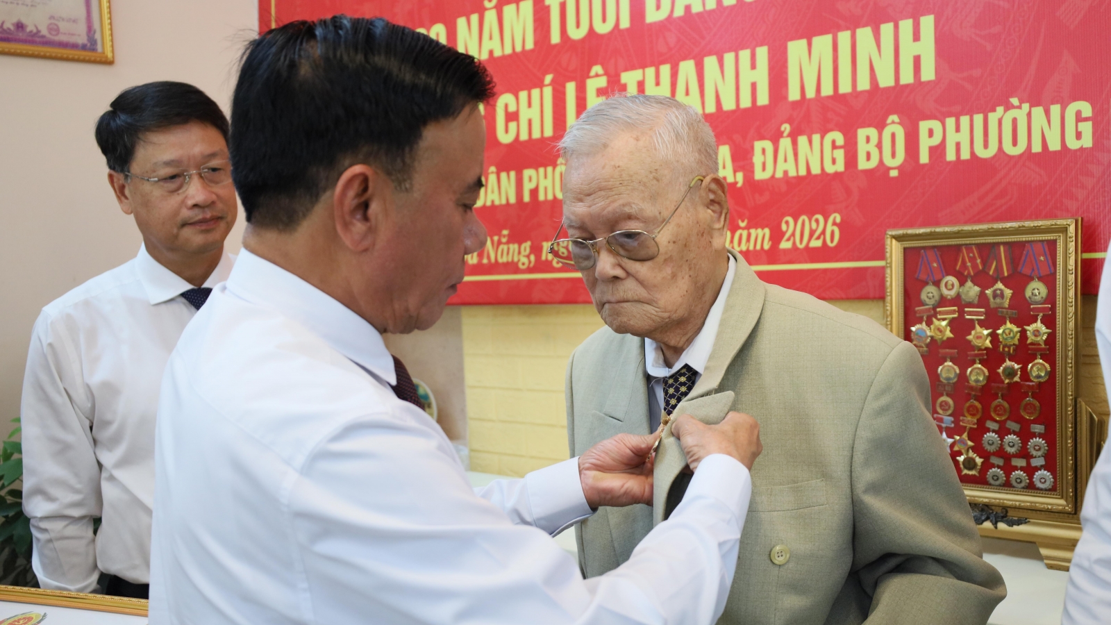 Đồng chí Trần Cẩm Tú trao tặng Huy hiệu 80 năm tuổi Đảng tại Đà Nẵng