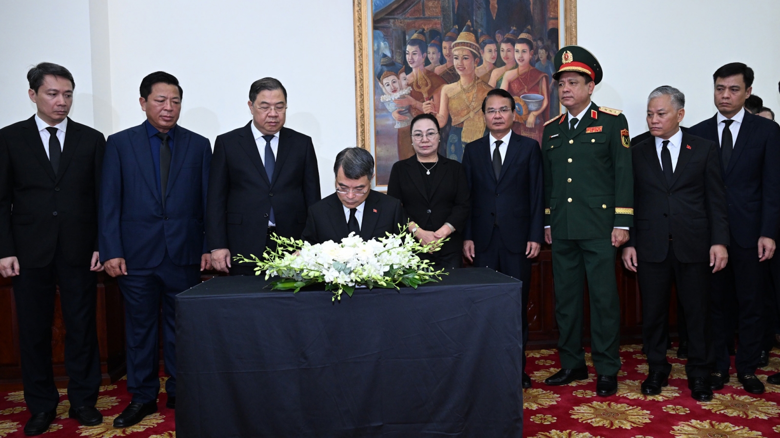 Thủ tướng Lê Minh Hưng viếng đồng chí Saysomphone Phomvihane