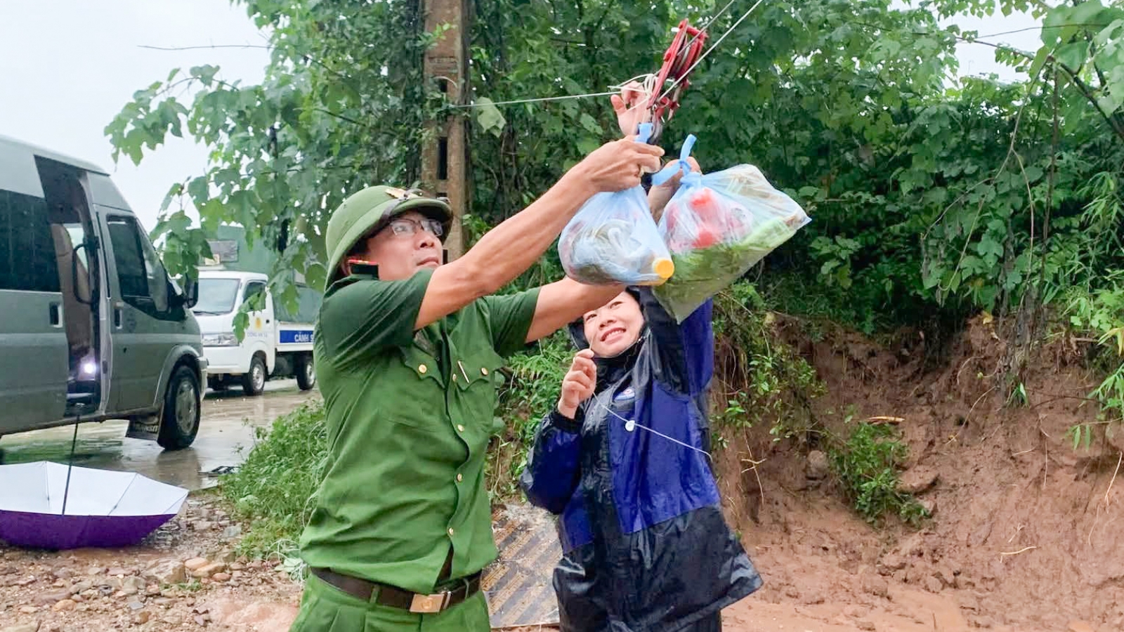 Dựng ròng rọc vượt suối, đưa nhu yếu phẩm vào vùng bị cô lập do mưa lũ ở Bắc Ninh