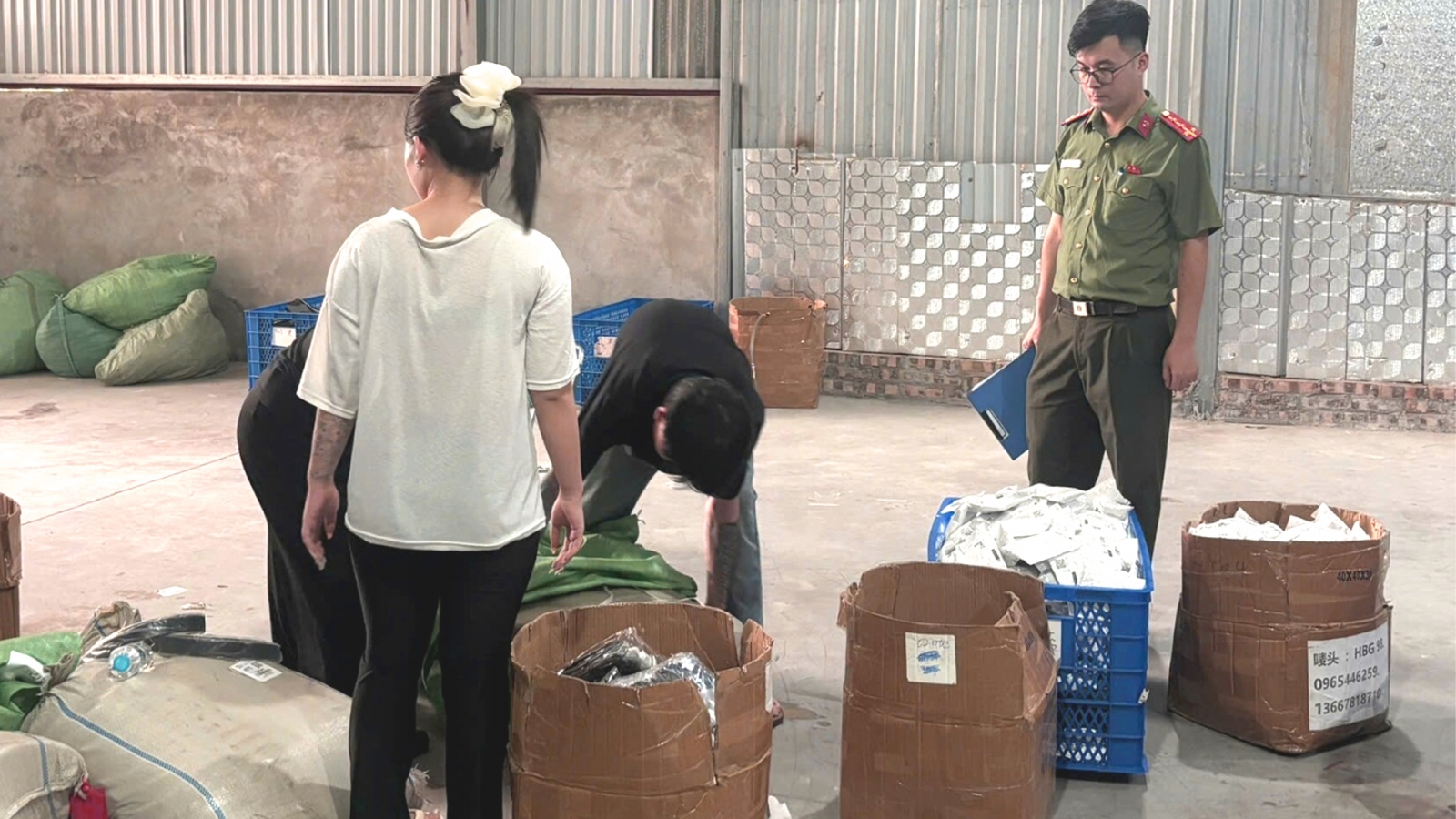Bán hàng hóa không rõ nguồn gốc trên TikTok, Shopee bị phạt 12 triệu đồng