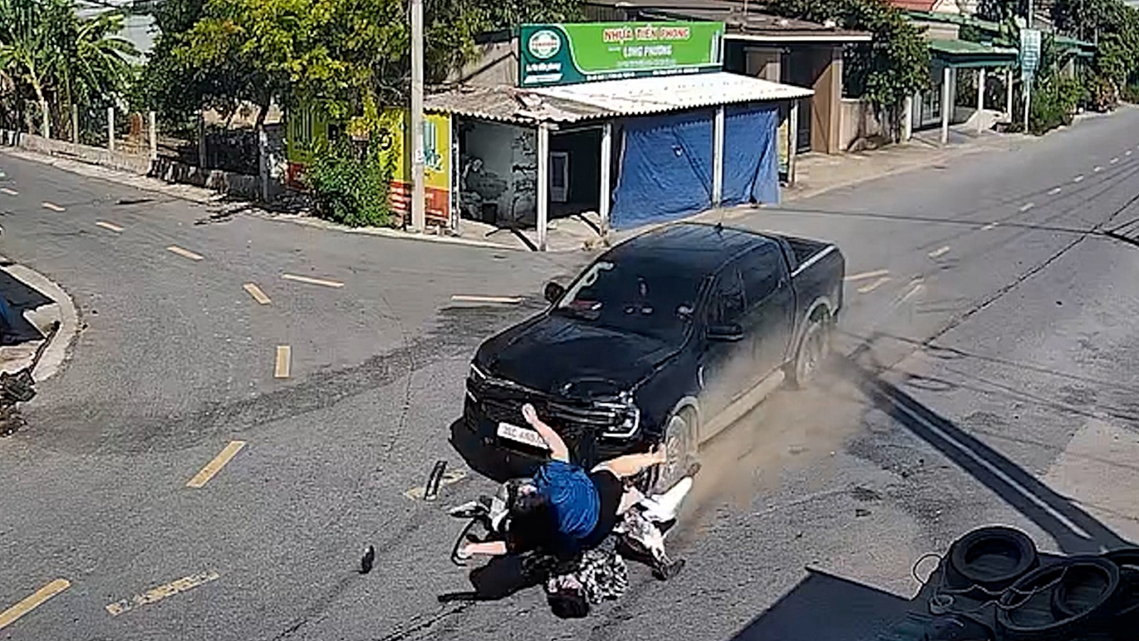 Ô tô bán tải tông văng xe máy tại ngã tư ở Nghệ An, hai người bị thương nặng