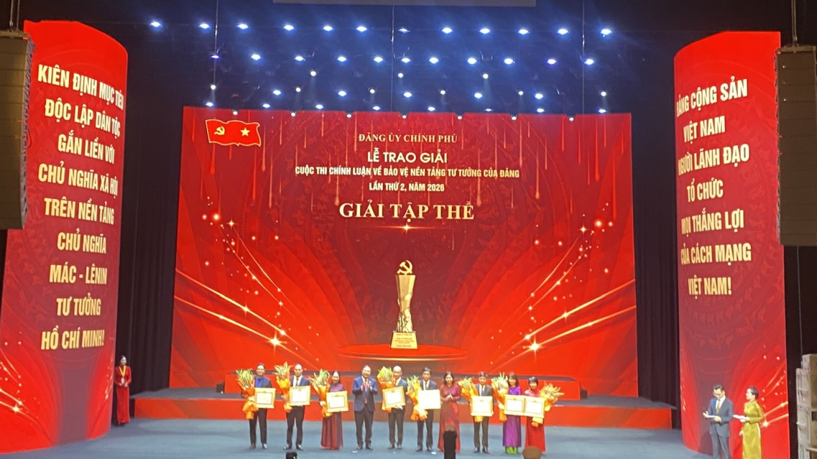 Đảng ủy Chính phủ trao giải cuộc thi chính luận bảo vệ nền tảng tư tưởng của Đảng