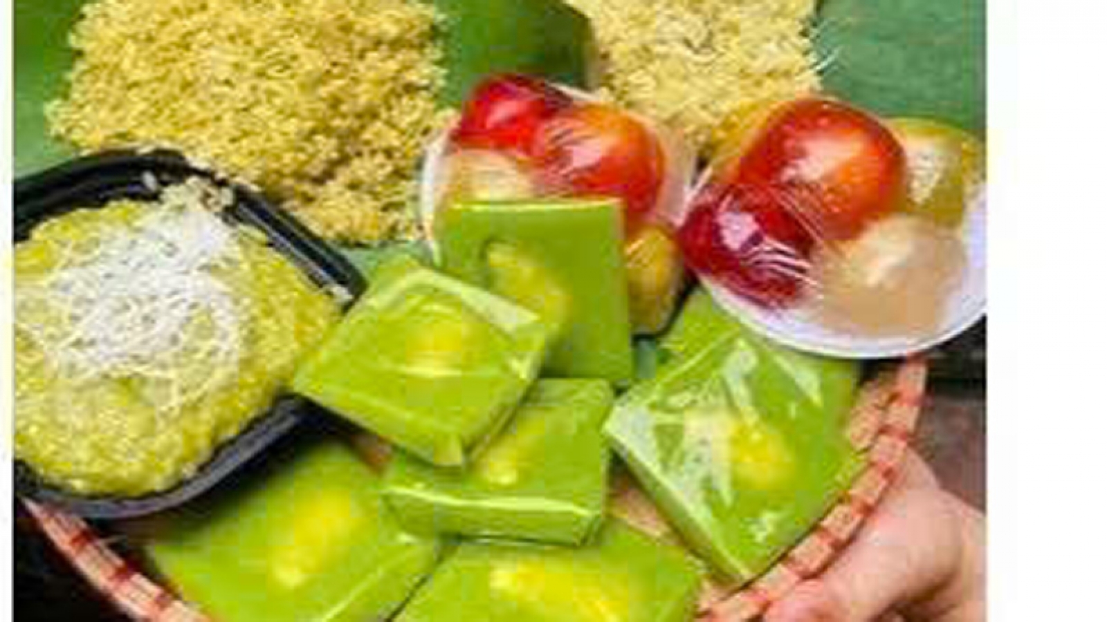 Quà đặc sản giản dị giá chỉ vài nghìn đồng giữa lòng Hà Nội