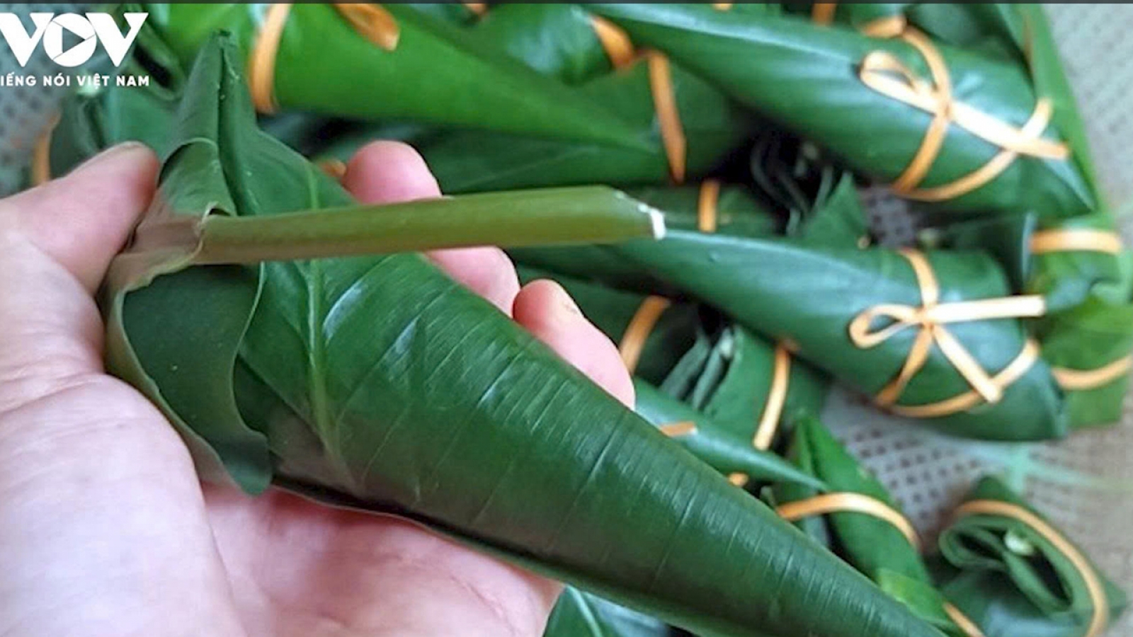Độc lạ bánh coóc mò giống sừng bò của người Tày