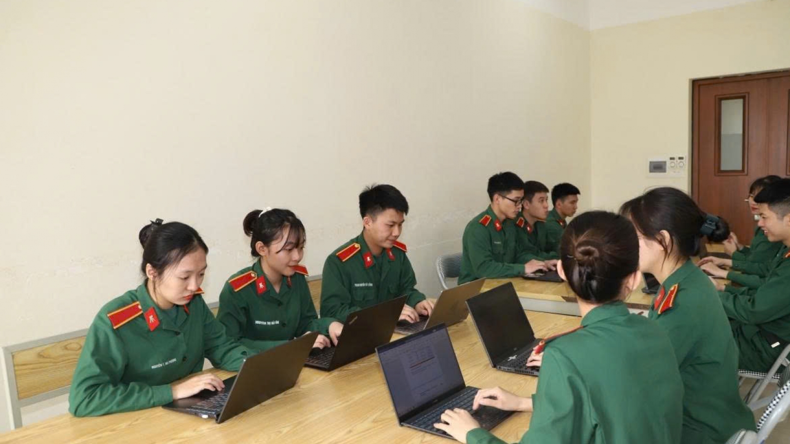 Rèn bản lĩnh “chiến sĩ số” bảo vệ nền tảng tư tưởng của Đảng