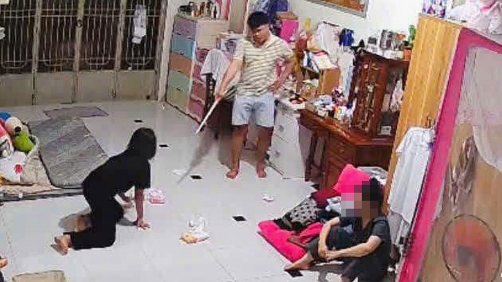 Tạm giam cha dượng hành hạ, bắt bé gái 11 tuổi quỳ đến 1 giờ sáng