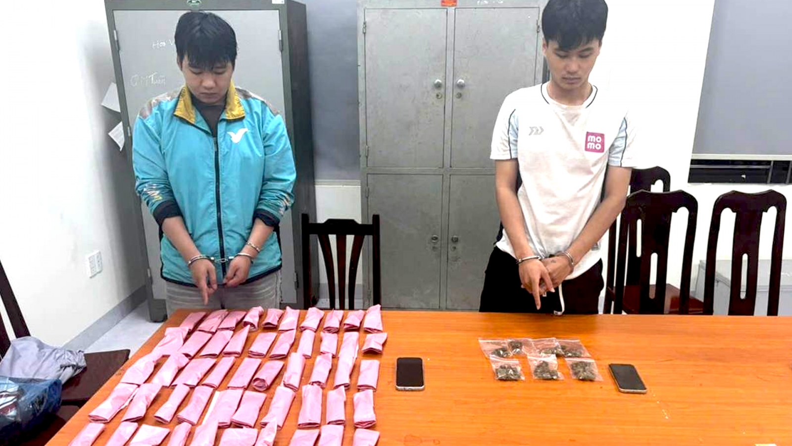 Công an xã Ứng Thiên bắt 2 đối tượng bán cần sa