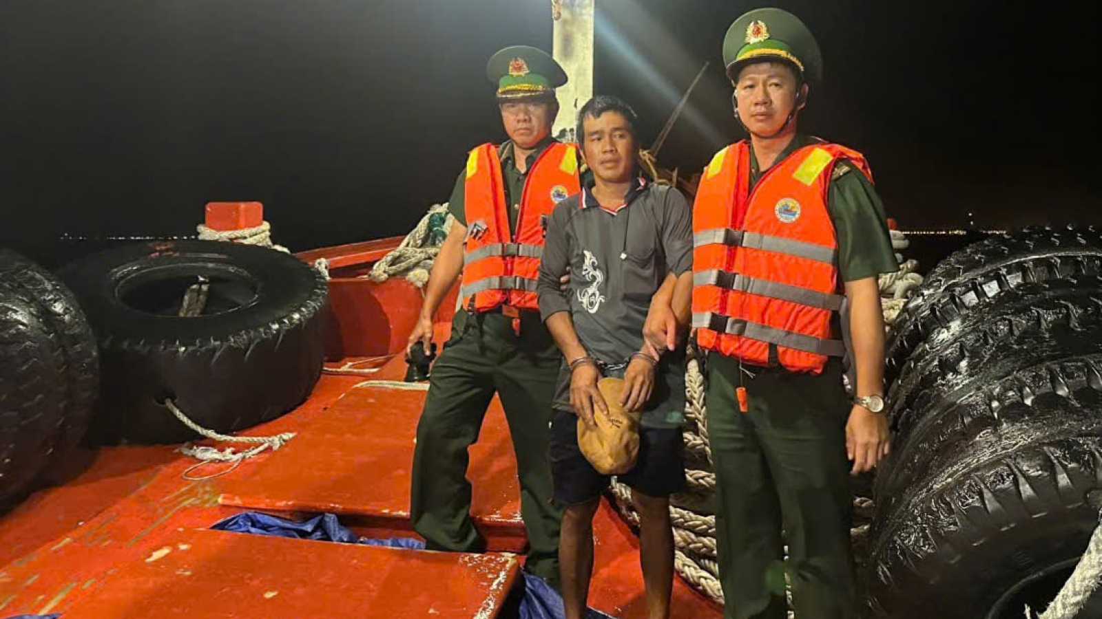 Bắt giữ bị can vụ hiếp dâm ở Vĩnh Long khi đang lẩn trốn trên tàu cá