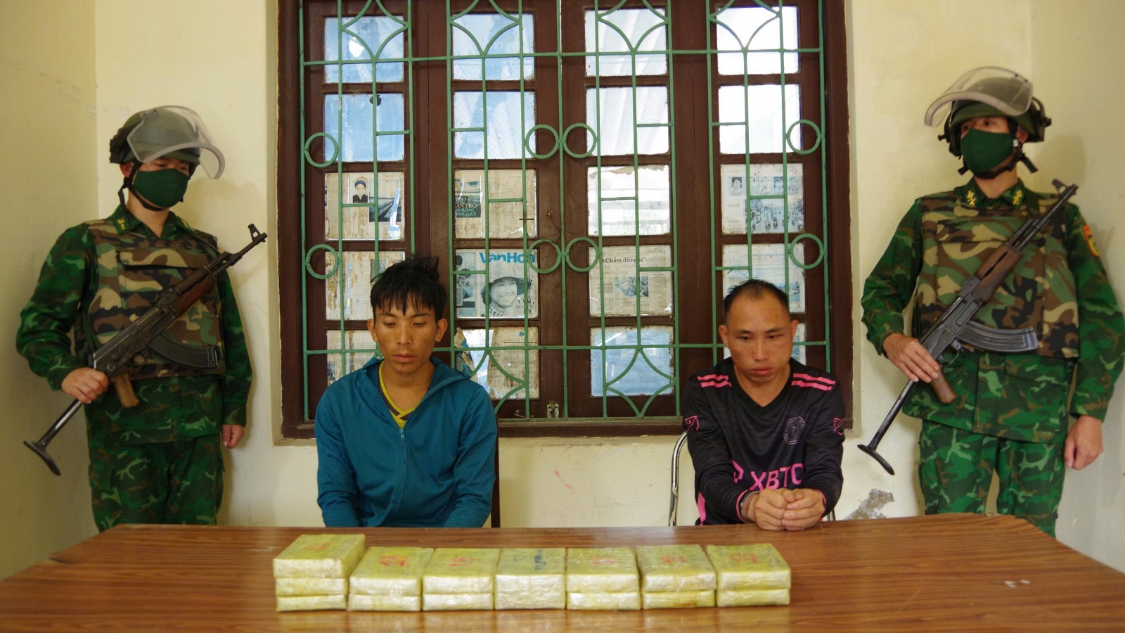 2 đối tượng bị bắt khi đang vận chuyển 15 bánh heroin