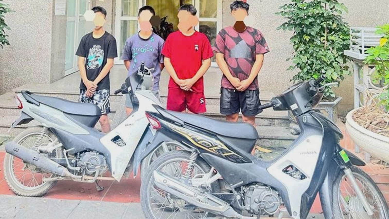 Bắt nhanh nhóm thanh, thiếu niên trộm cắp xe máy ở Hà Nội