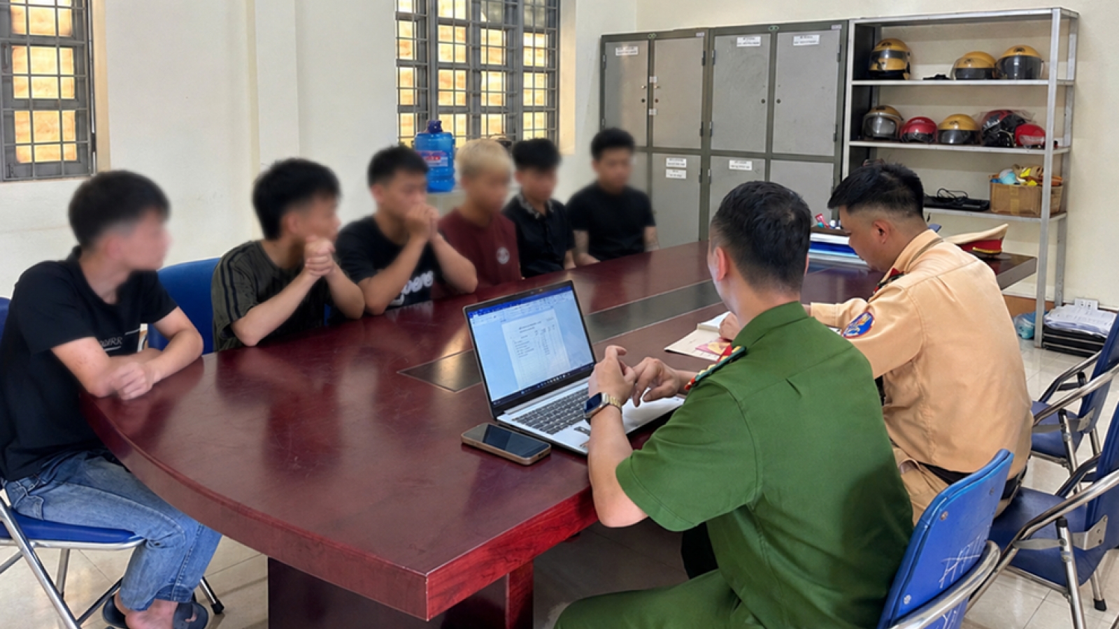 Xuất hiện trên mạng xã hội với hình ảnh "bốc đầu", nhóm thanh niên bị xử lý