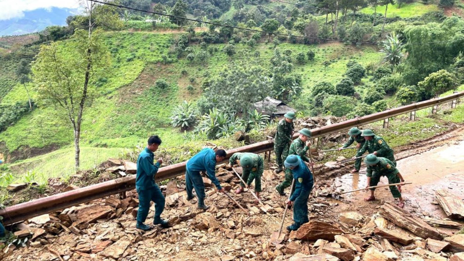 Bộ đội Biên phòng Sơn La hỗ trợ khắc phục sạt lở, tắc đường do mưa lớn