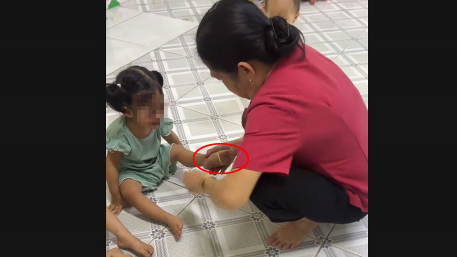 Xác minh làm rõ video bảo mẫu đánh, bắn dây thun vào chân trẻ mầm non ở TP.HCM