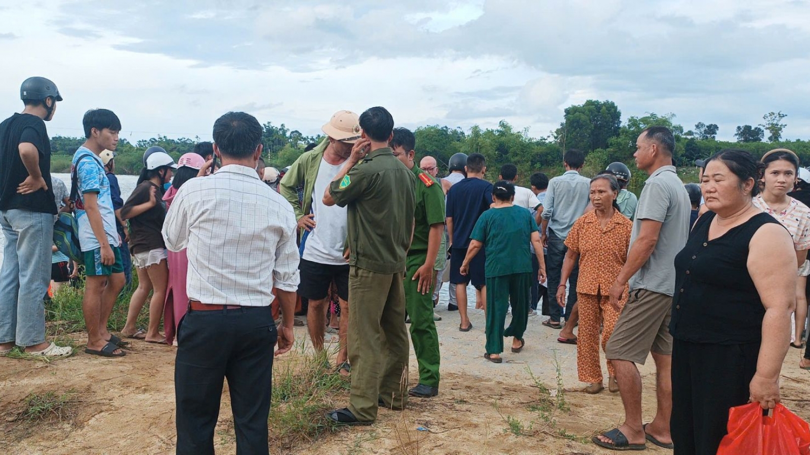 Bé trai 12 tuổi đuối nước tử vong khi chơi ở bến sông Bồ