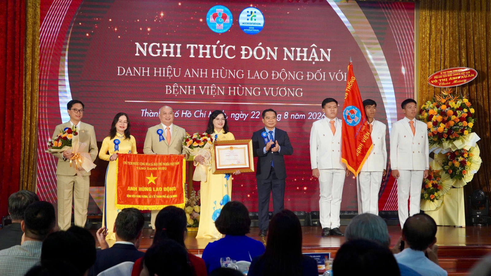 Bệnh viện Hùng Vương nhận danh hiệu Anh hùng Lao động