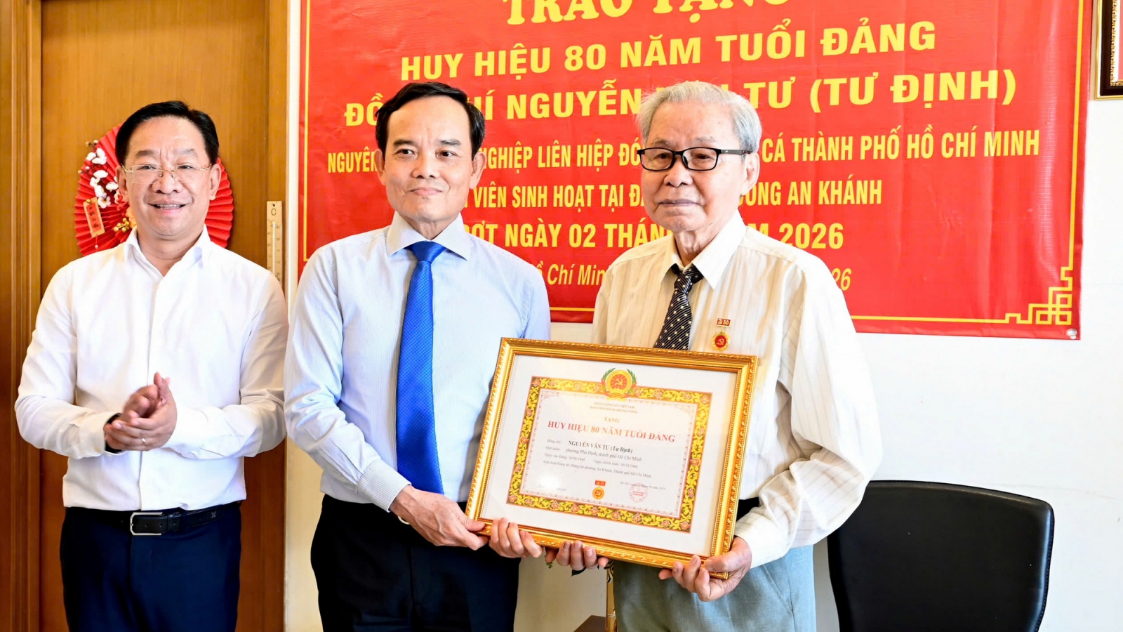 Bí thư Thành ủy TP.HCM trao Huy hiệu 80 năm tuổi Đảng cho hai đảng viên