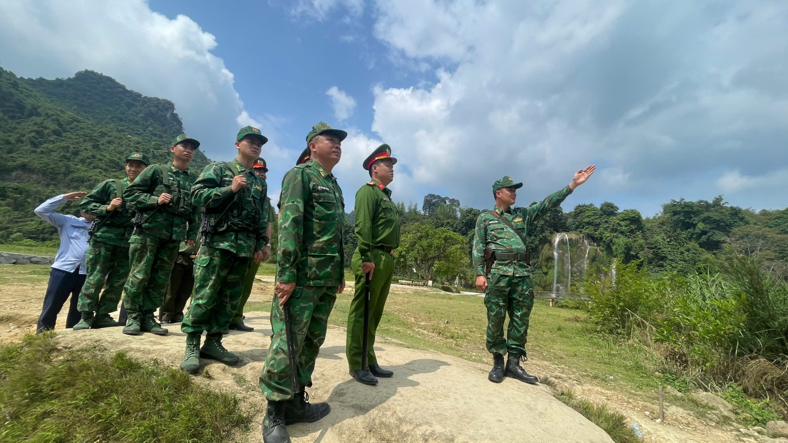 Tiếng đàn bên bờ sông biên giới
