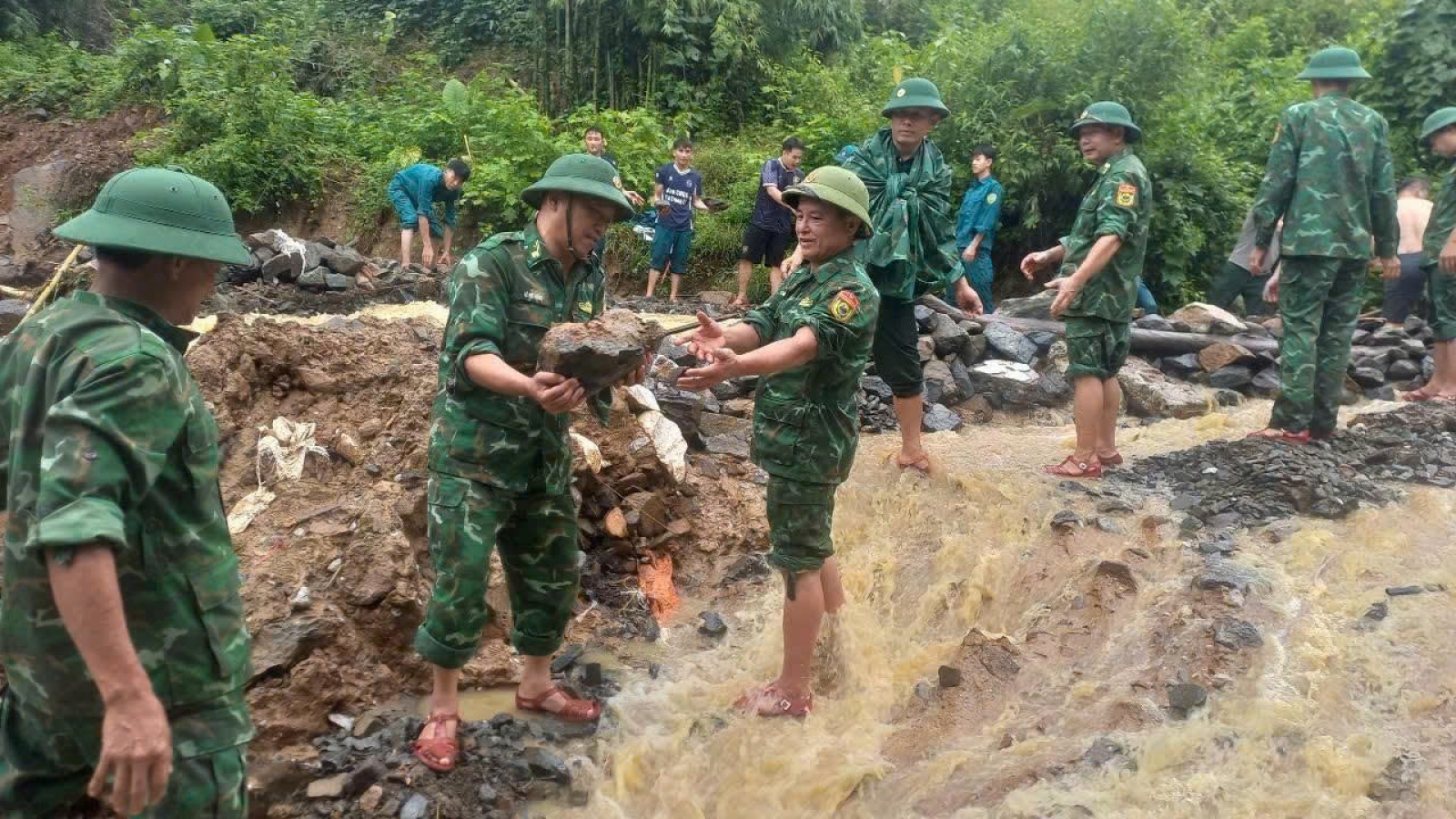 Thanh Hóa khẩn trương khắc phục sạt lở trên Quốc lộ 15C qua bản Táo