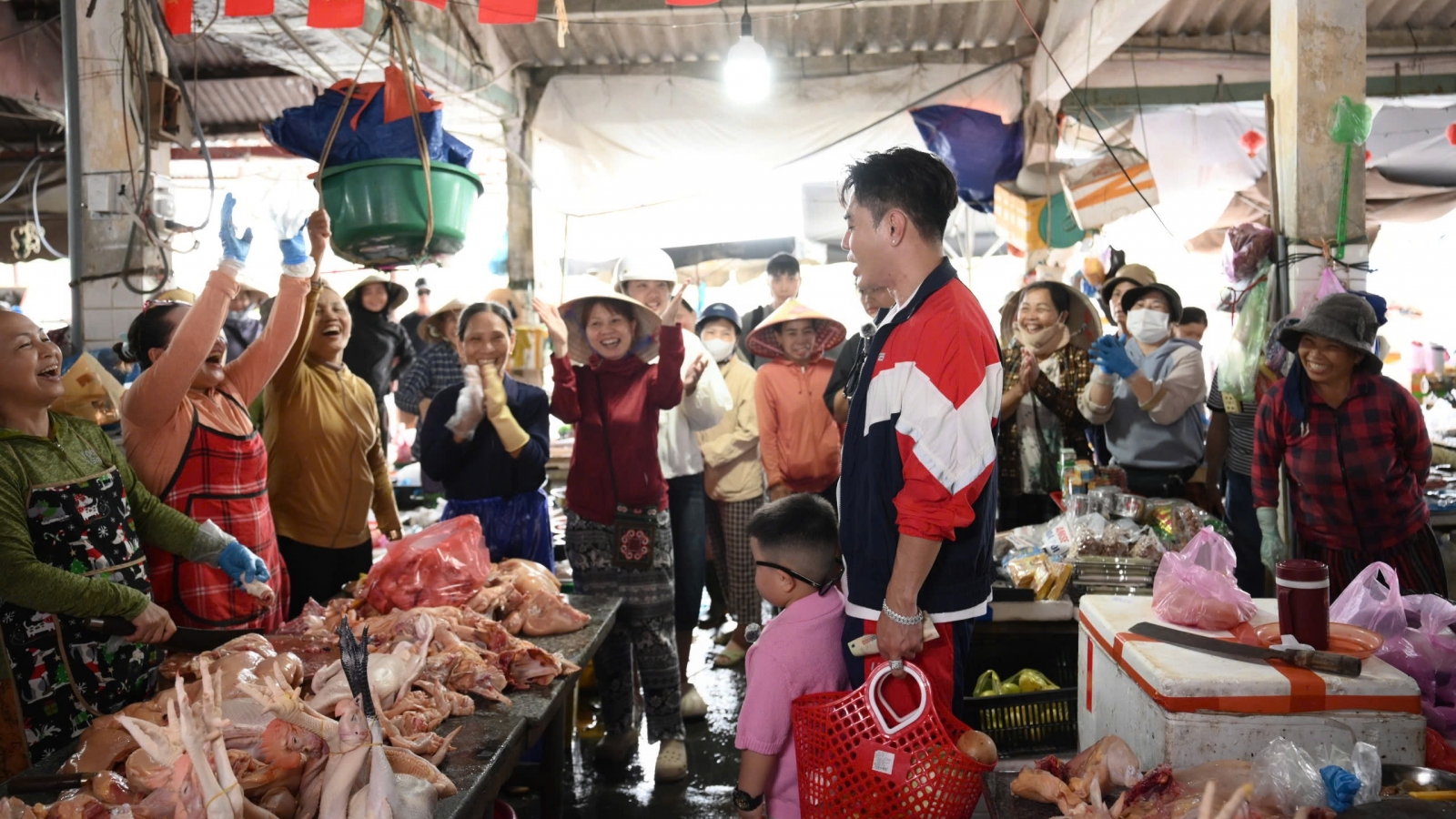 Lê Dương Bảo Lâm “náo loạn” chợ Hội An trong tập 1 Bố ơi mình đi đâu thế?
