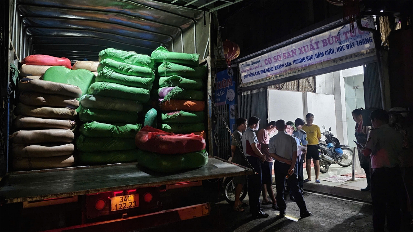Thu giữ hơn 7,6 tấn bột bún không rõ nguồn gốc ở Cao Bằng