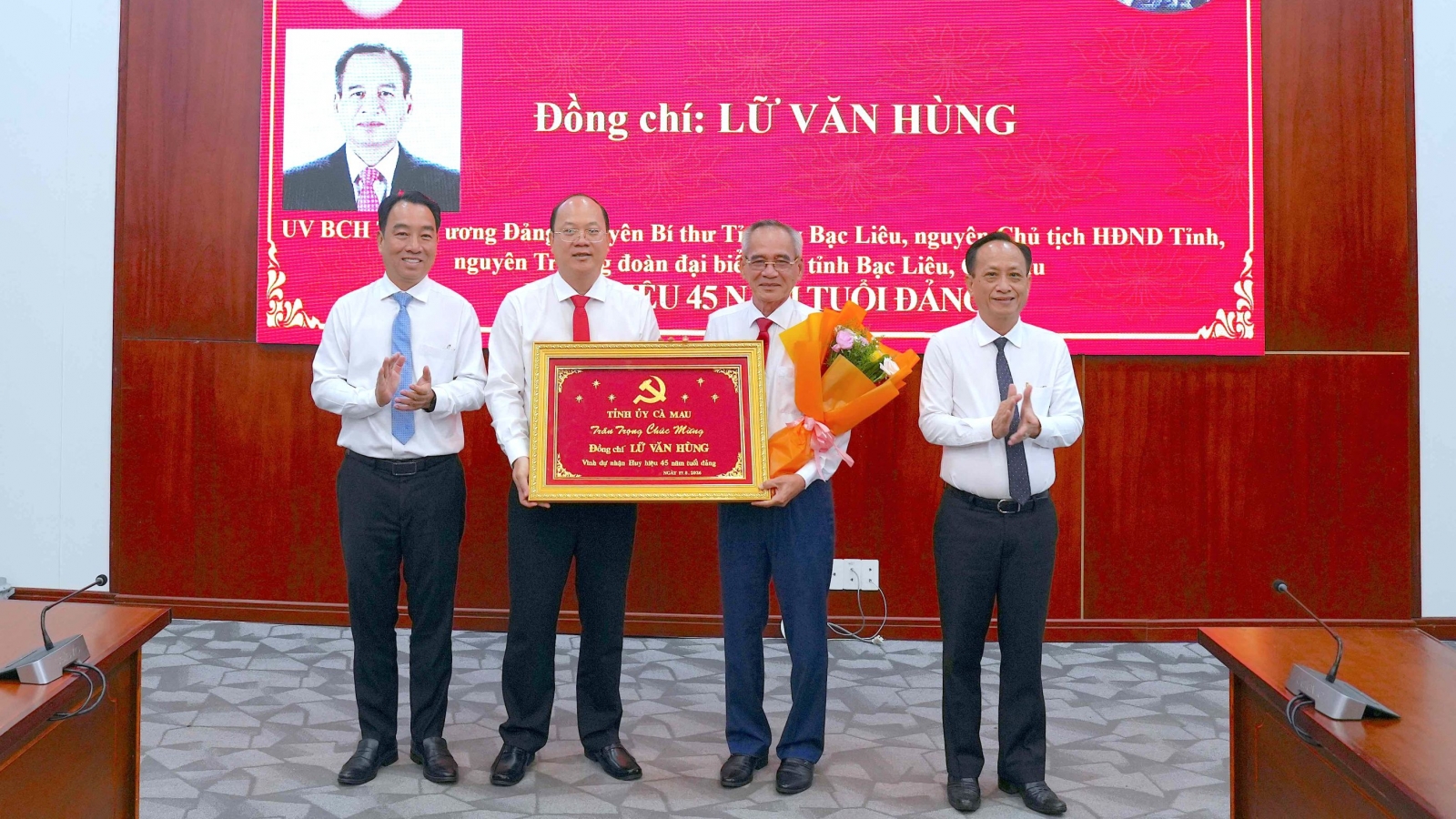 Cà Mau: Trao Huy hiệu Đảng cho 3.049 đảng viên dịp Quốc khánh