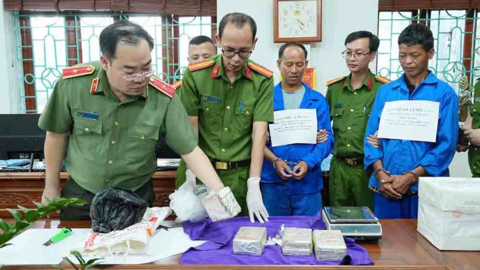 Bắt 2 đối tượng mua bán 8 bánh heroin ở Lai Châu