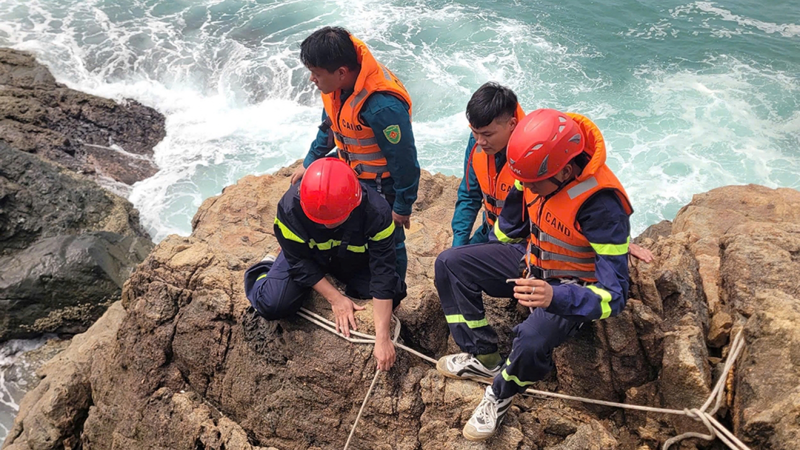 Cứu sống nạn nhân thứ hai trong vụ 4 người bị sóng cuốn tại Mũi Nghê