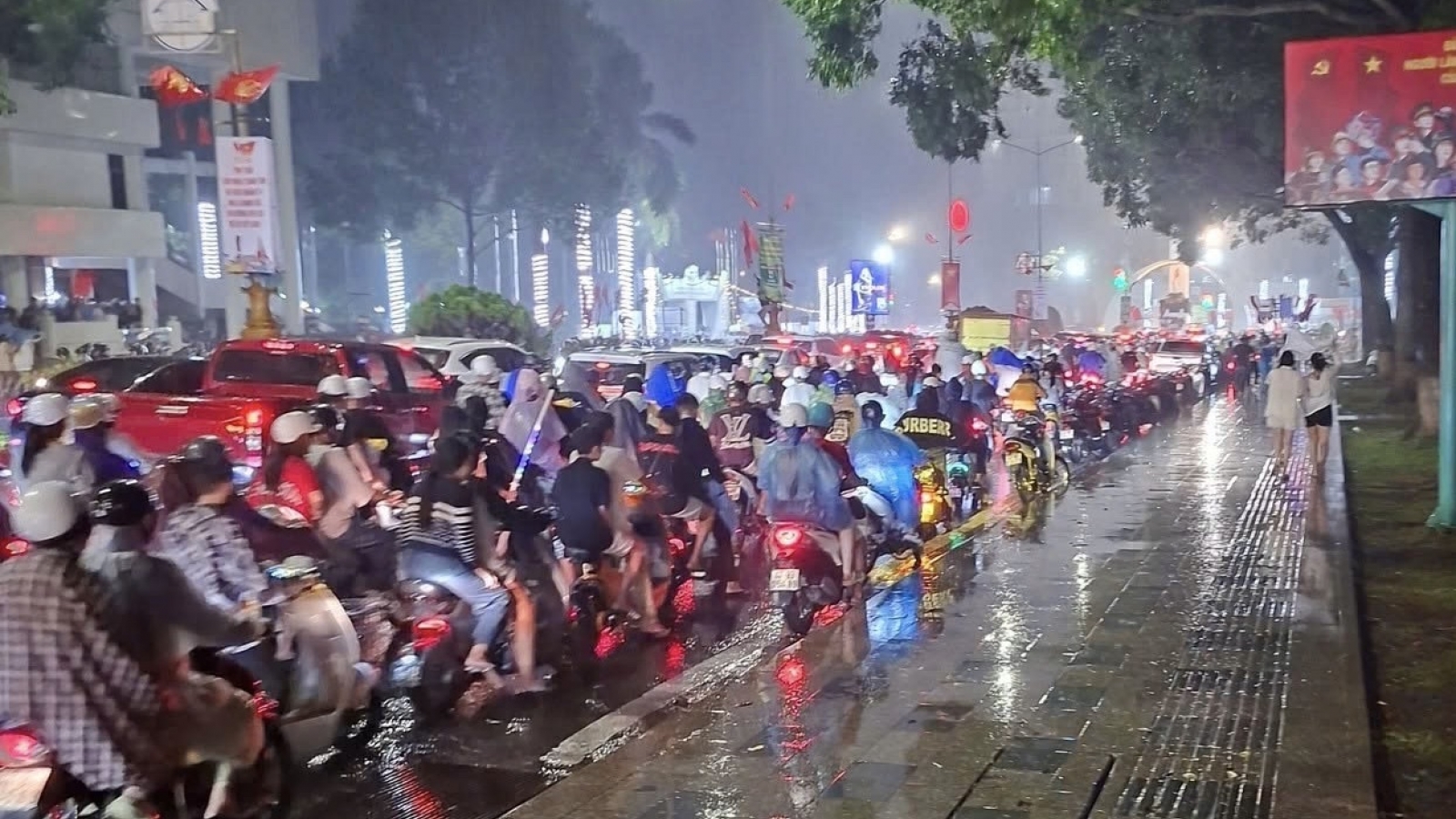 CĐV Đắk Lắk đội mưa đi “bão” mừng ĐT Việt Nam thắng Thái Lan