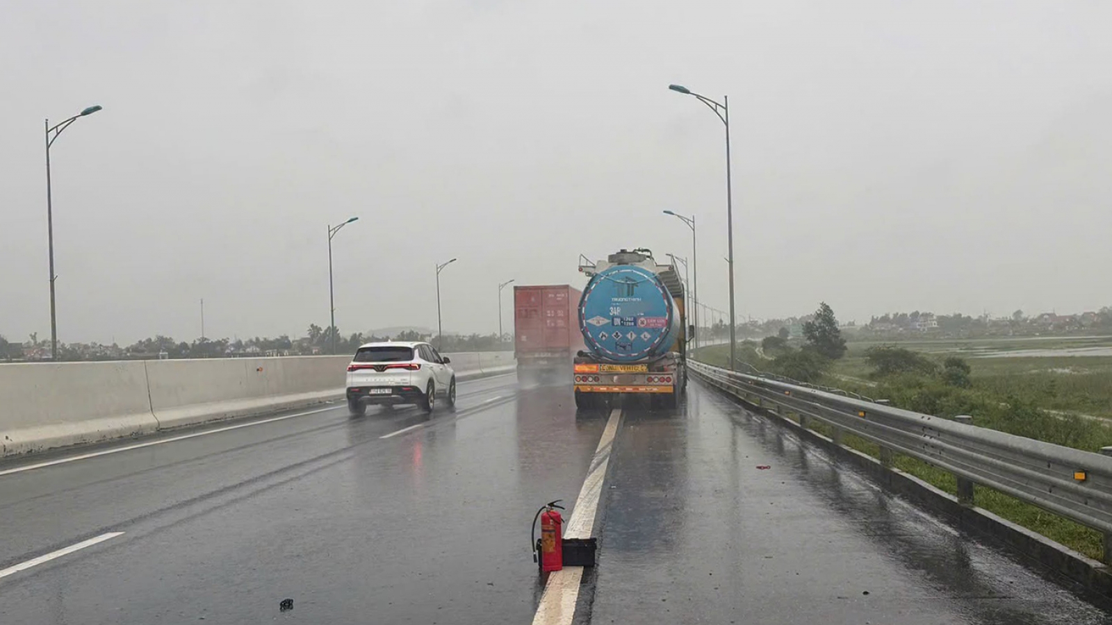 Dùng bình cứu hỏa cảnh báo xe gặp sự cố, tài xế bị phạt 13 triệu đồng