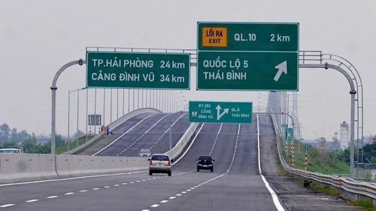 Vì sao cần tổ chức làn vượt trên cao tốc?