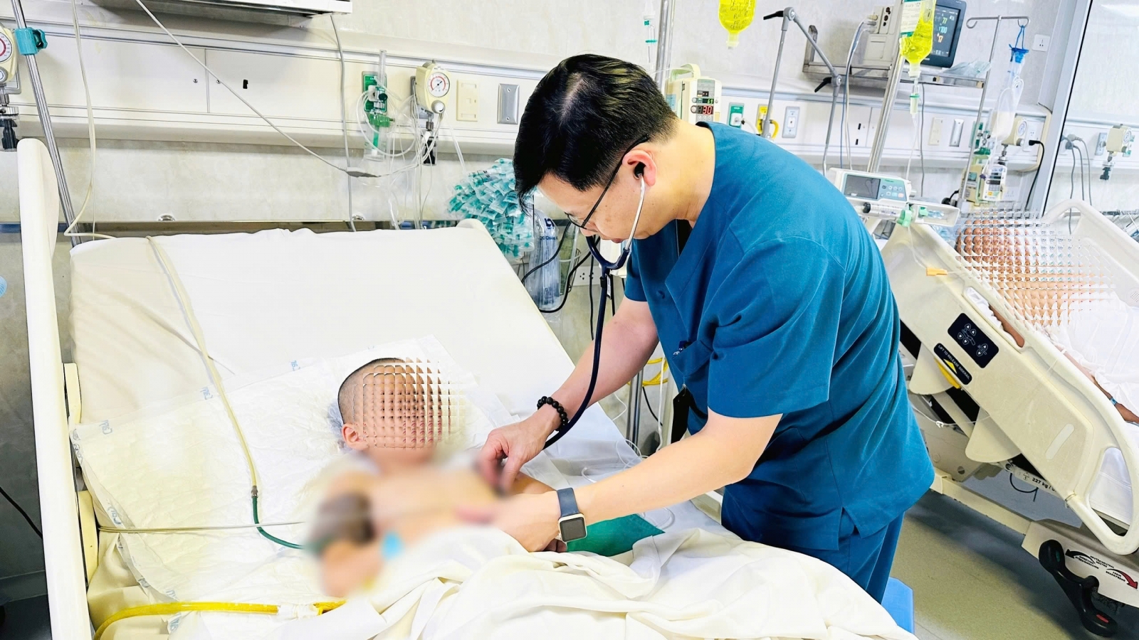 Bé trai 6 tuổi ở Hà Nội bị cọc hàng rào đâm xuyên bụng, nguy kịch
