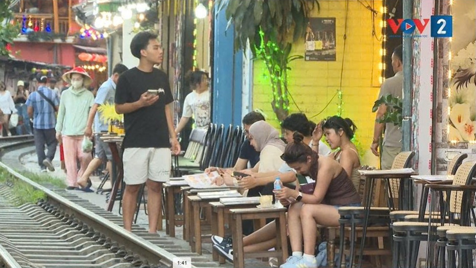 Phố cà phê đường tàu - sức hút du lịch hay bài toán an toàn?