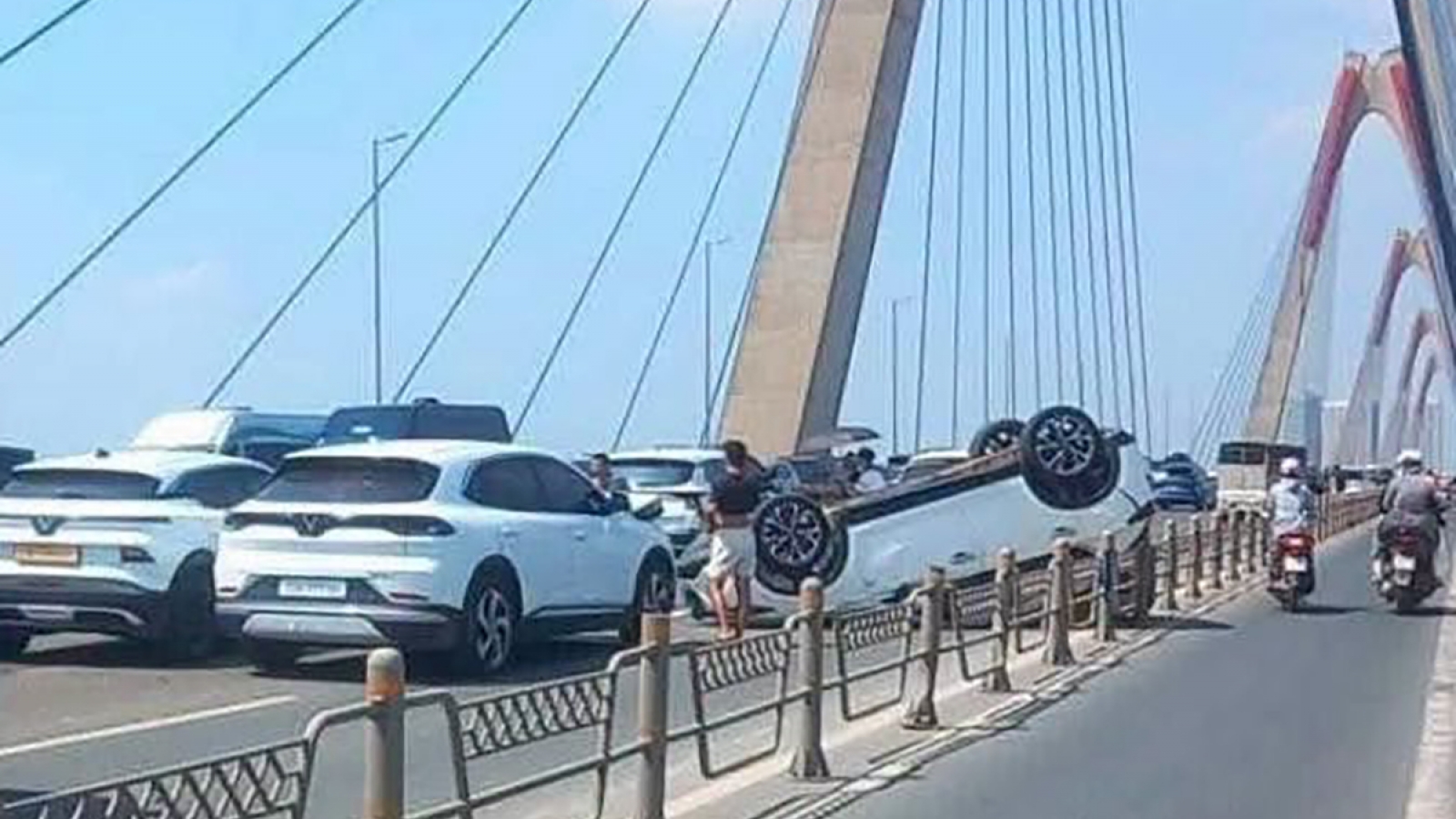Hai vụ va chạm liên tiếp trên cầu Nhật Tân, ô tô lật ngửa, giao thông ùn tắc