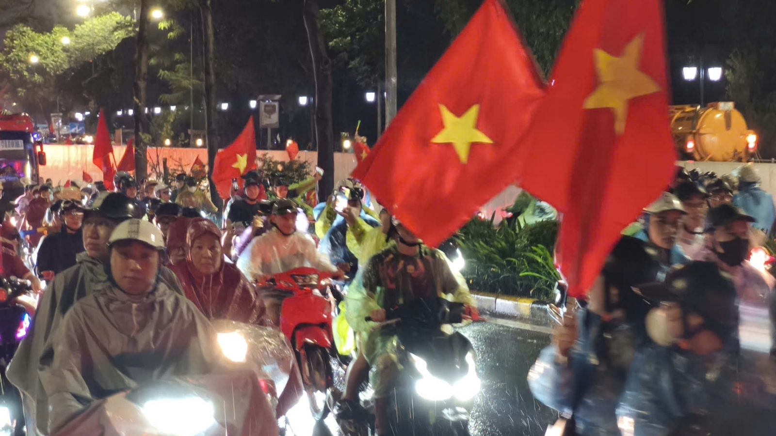 CĐV Hà Nội mở hội dưới mưa mừng ĐT Việt Nam thắng ĐT Thái Lan