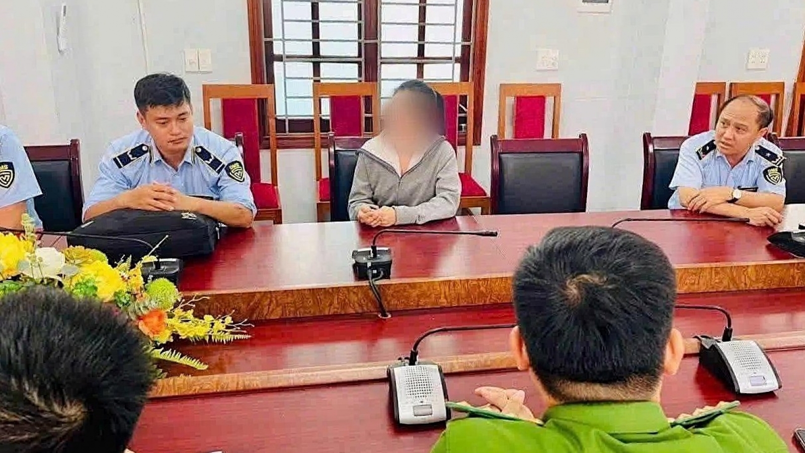 Người phụ nữ tự đóng nước vào vỏ chai nhãn hiệu nổi tiếng, bán gần cổng bệnh viện