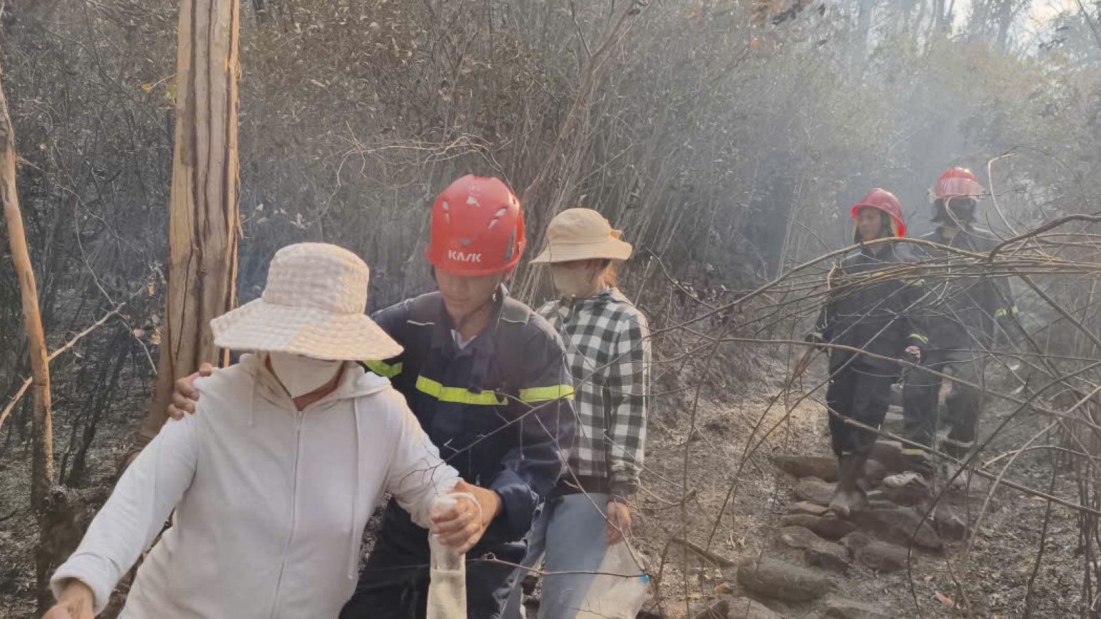 Giải cứu hai phụ nữ mắc kẹt trong đám cháy rừng trên núi Vũng Chua, Gia Lai