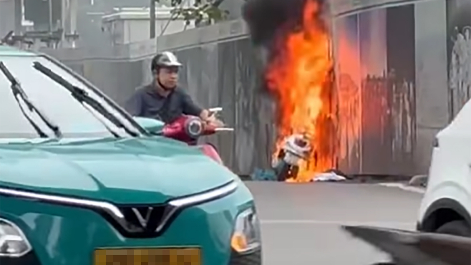 Xe máy đang lưu thông bất ngờ bốc cháy tại ngã tư Kim Mã - Liễu Giai, Hà Nội