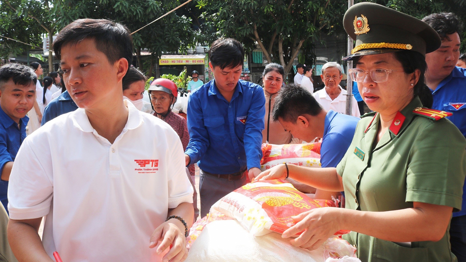 Hơn 300 người dân có hoàn cảnh khó khăn tham gia phiên chợ 0 đồng tại An Giang