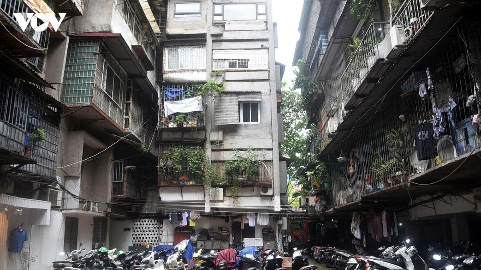 “Nín thở” sống trong khu tập thể cũ xuống cấp trầm trọng ở Hà Nội