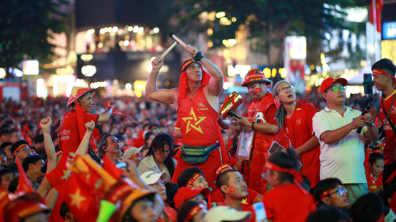 Cổ động viên TP.HCM vỡ òa cảm xúc sau chuyến đi “tàu lượn” ở chung kết ASEAN Cup