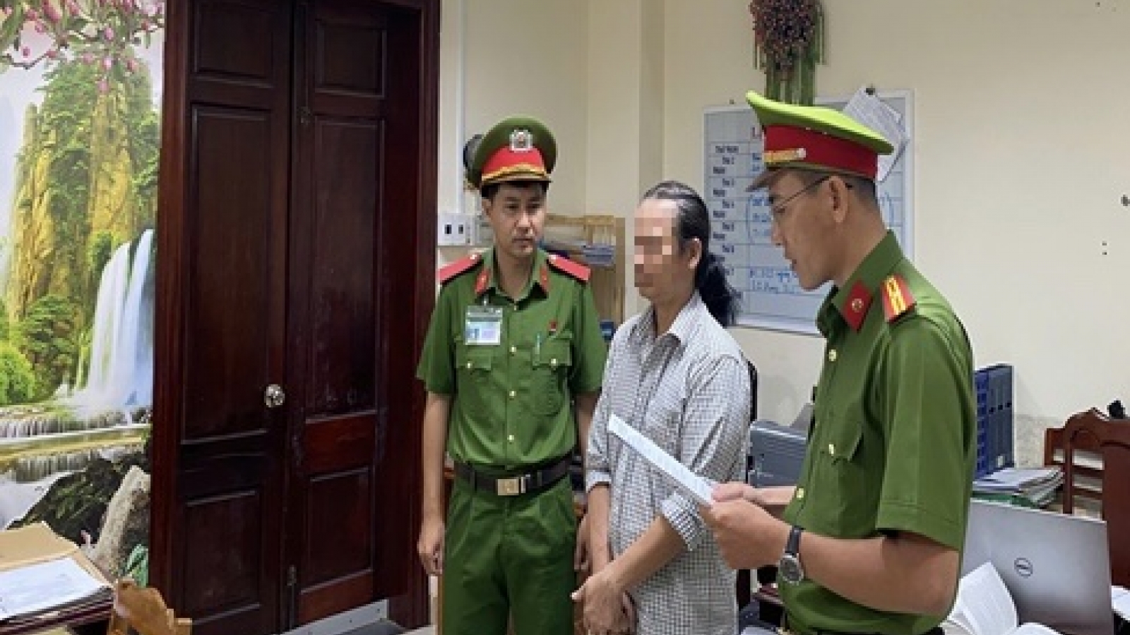 Khởi tố chủ cửa hàng bán giày, dép giả mạo nhãn hiệu nổi tiếng