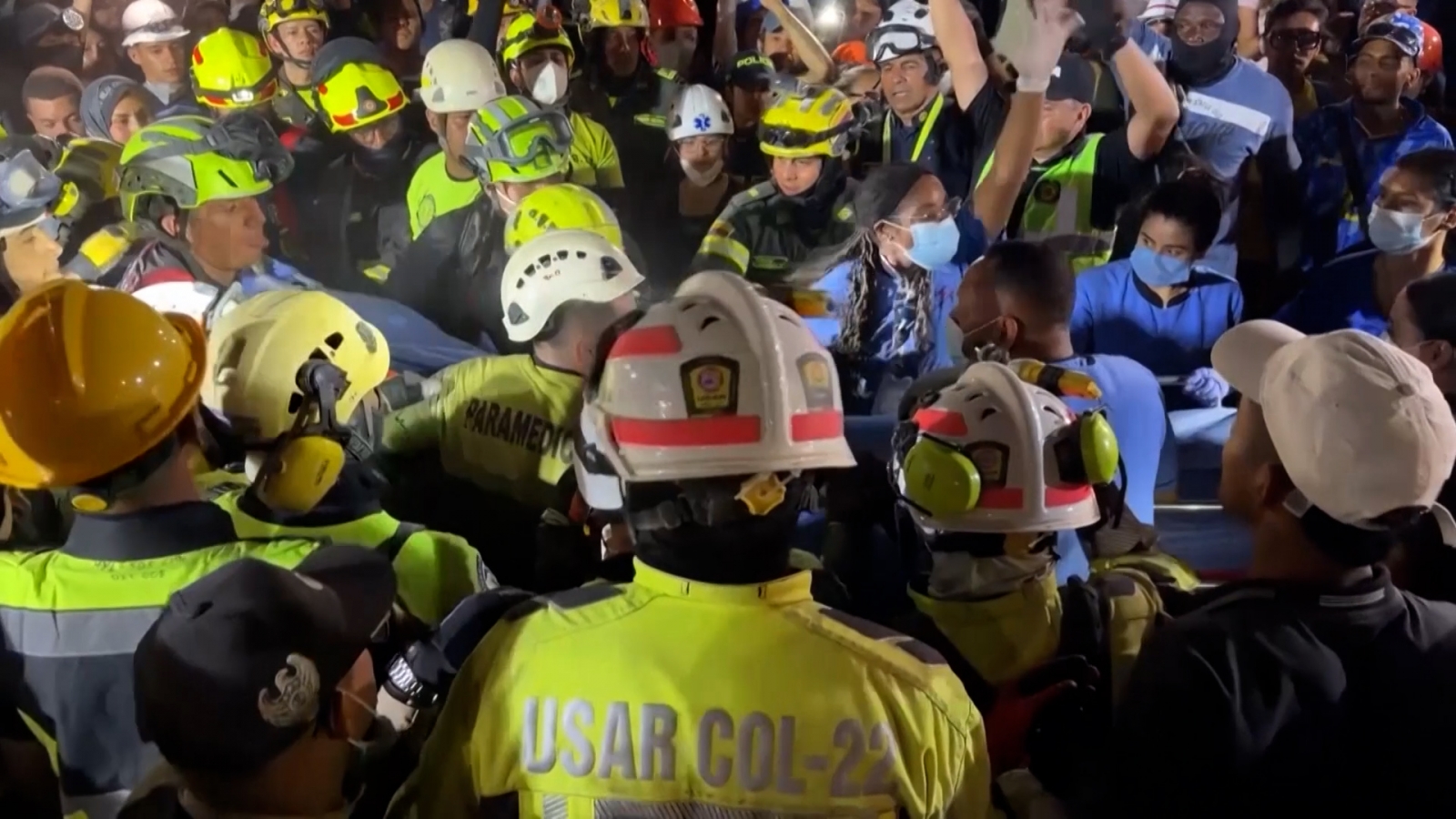 Colombia giải cứu người phụ nữ sống sót sau 36 giờ dưới đống đổ nát