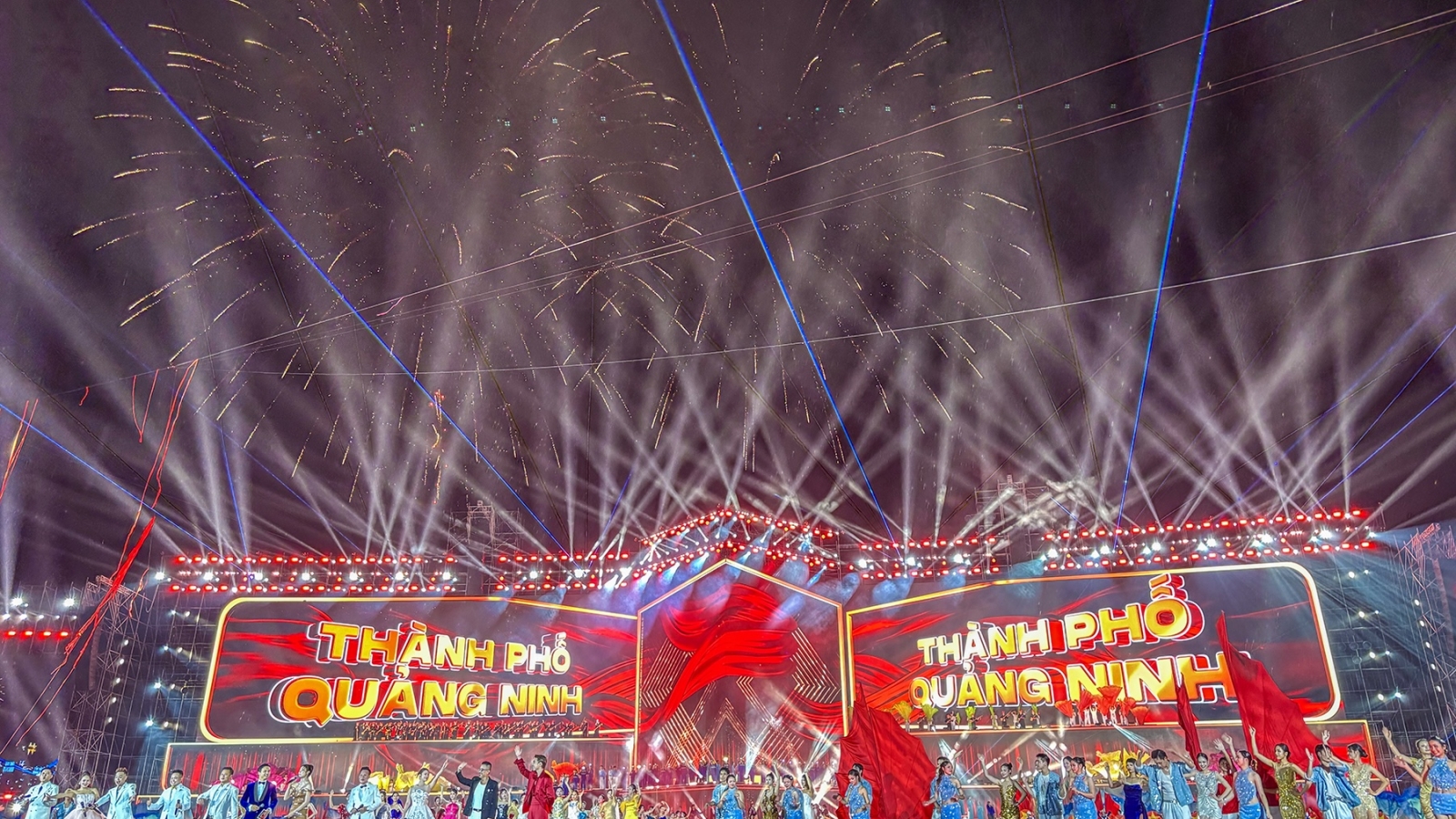 Cả vạn người hoà ca trong concert kỷ lục mừng thành phố Quảng Ninh